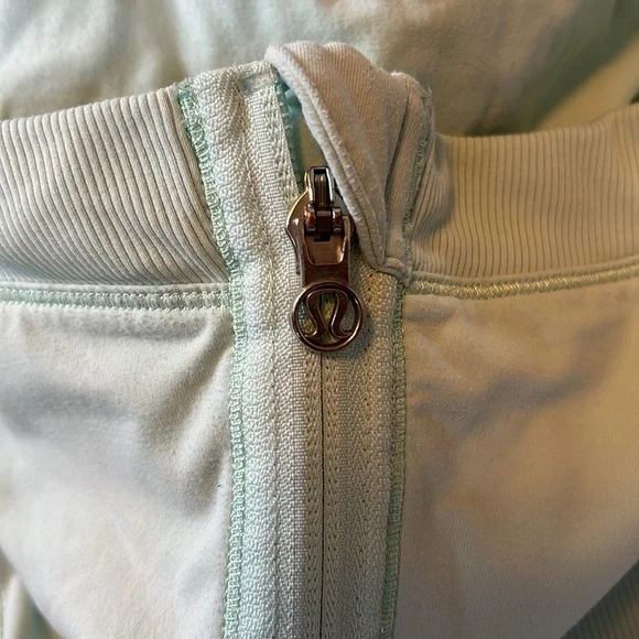 Lululemon Jacket 6 - Picture 6 of 8